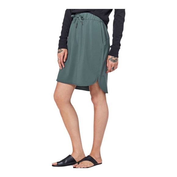 lululemon athletica Dresses & Skirts - Lululemon On The Fly Skirt EUC Size 6